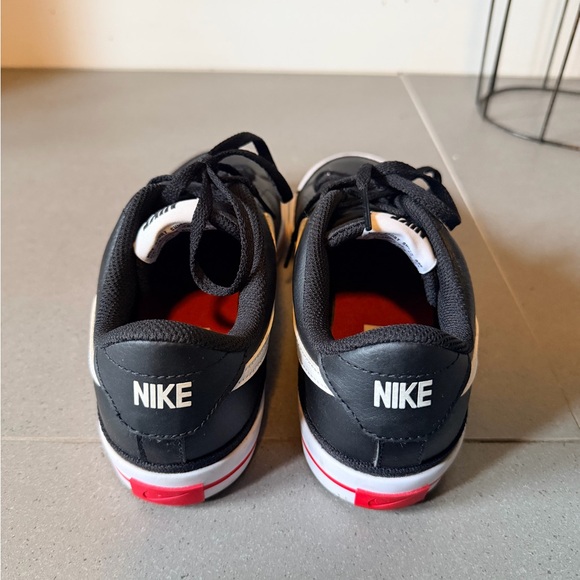 Nike Black and White boys 6Y youth Sneakers - Picture 2 of 5
